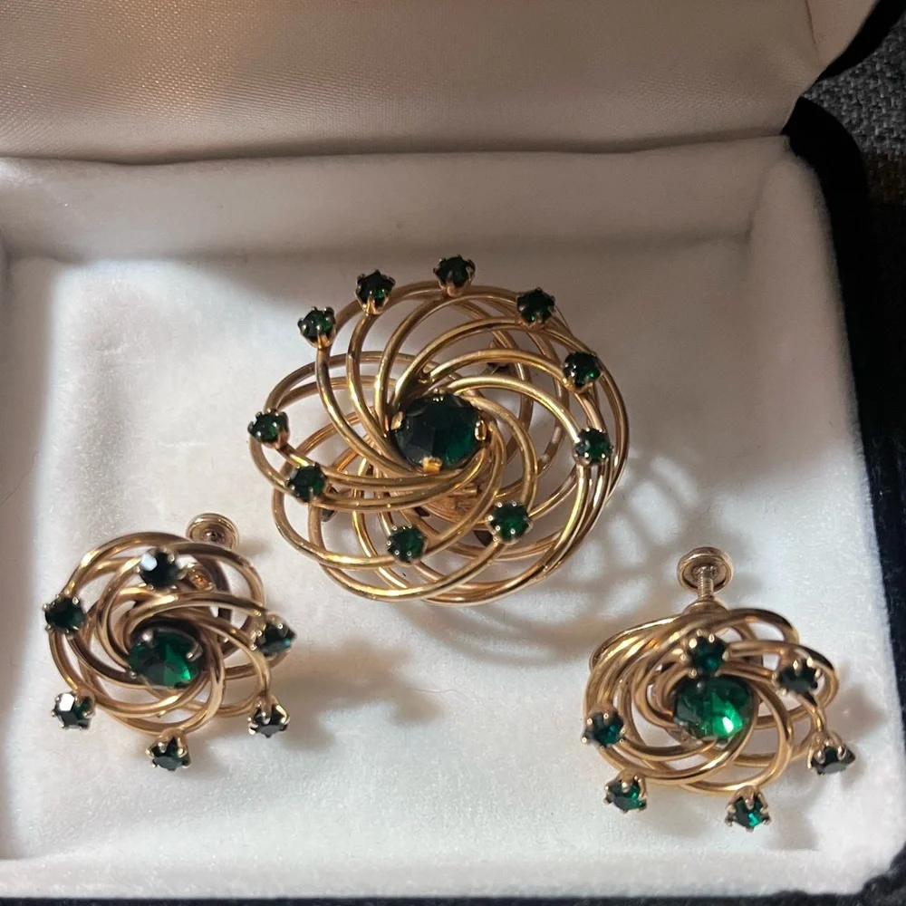 Vintage Charles Reis Gold & Green Brooch and Earring Set - Picture 3 of 17